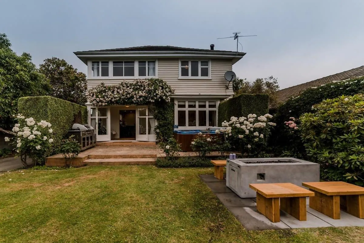 Grand Old Mansion - Sleeps 12 Villa Christchurch